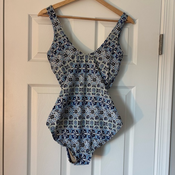 Talbots Miraclesuit Sanibel One Piece Estilo Geometric One Piece Swimsuit 10 - Picture 5 of 7